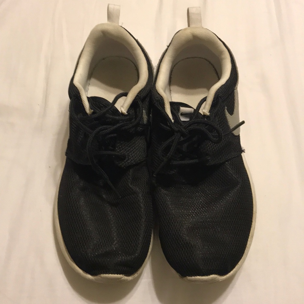 Women’s Nike Roshe - Picture 2 of 3
